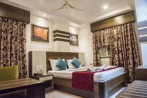 Hotel Pushpak - Room