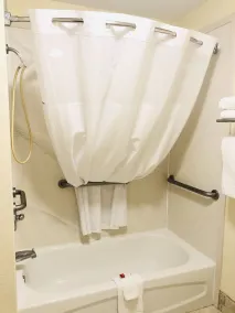Days Inn & Suites by Wyndham Navarre - near Beaches Hurlburt - Salle de bain