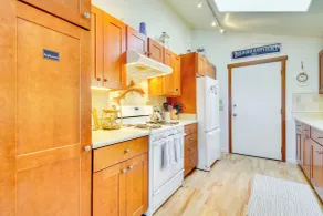 1/4 Mi to Beach: Family Home w/ Spacious Deck! - Innvendig