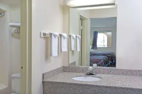 Super 8 by Wyndham Suwanee - Salle de bain