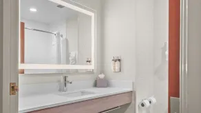 Holiday Inn Express Hotel & Suites Manchester - Airport by IHG - Bathroom