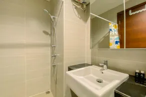 Cozy Studio Room At West Vista Apartment - Bathroom