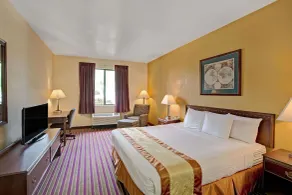 Days Inn & Suites by Wyndham Hickory - Chambre