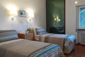 Contemporary Lakeside Villa Enjoying Direct Lake Access, Wifi, BBQ, Near Restaurant and Shop - Camera