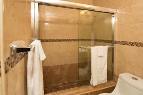Das Dorchester in New Kingston - Badezimmer