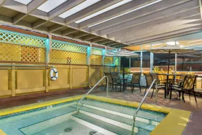 Howard Johnson by Wyndham Santa Cruz - Piscine