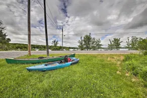 Pet-friendly Togus Pond Home: Kayak & Canoe! - Innvendig