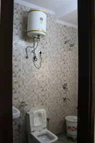 Hotel South Delhi Inn - Bathroom