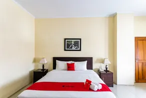 RedDoorz Plus near Alun Alun Karanganyar - Room