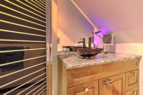 Spacious Riverfront Escape w/ Private Hot Tub - Innvendig