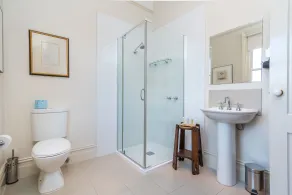 Northern Arts Hotel - Baño