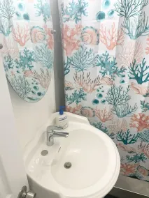 FLiXBed The Latinx - MIA Airport - Bagno