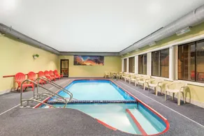 Days Inn & Suites by Wyndham Youngstown / Girard Ohio - Piscine