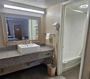 Super 8 by Wyndham Denver Central - Badeværelse