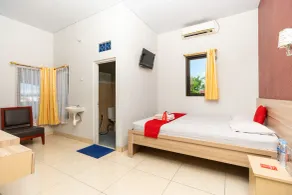 RedDoorz Plus @ Jalan Pumorow Manado - Room