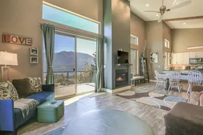 ¡NUEVO! 'Gorge Retreat' Carson Home con impresionantes vistas! - Interior