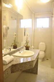 Barbur Plaza Hotel - Bathroom