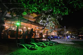  Sand And Tan Beach Hotel - Restaurant