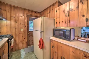 Riverfront Escape w/ Dock: 19 Mi to Saratoga! - Innvendig