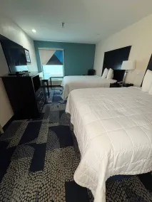 Baymont by Wyndham Iowa Lake Charles - Værelse
