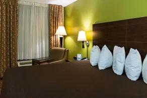 Rodeway Inn & Suites Clarksville near Governors Square Mall - Chambre