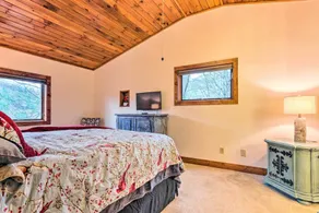 Mountain Cabin w/ Fire Pit, Walk to Golf & Fishing - Interiør