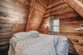 Cabin 54 - A Nostalgic and Rustic Mountain Retreat - Værelse