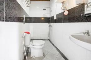 RedDoorz Plus @ Purwodadi - Bathroom
