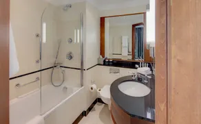 DoubleTree by Hilton Hotel Newcastle International Airport - Bathroom
