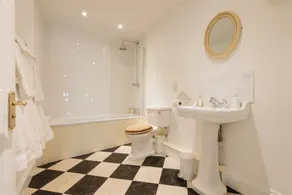 The Rosevine - Bathroom