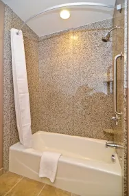 Best Western Plus Carousel Inn & Suites Burlington - Bathroom