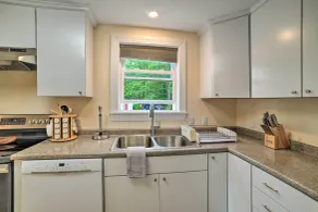Lakefront Alton Bay Retreat w/ Dock Near Beaches! - Innenbereich