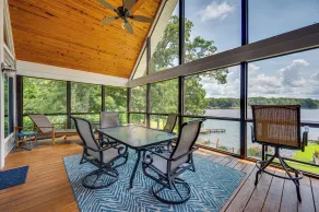 Luxe Lake Sinclair Living: Private Dock & Beach! - Interiör