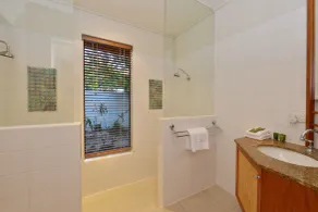 Seascape Holidays Villa 8 Surya - Badezimmer