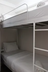 Comfy 2BR Apartment at Grand Asia Afrika By Travelio - Værelse