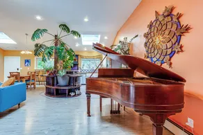 Artistic Seattle Home Base 2 Mi to Lincoln Park - Interior