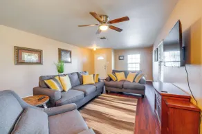 Private Yard & Patio: Fort Worth Family Home - Innvendig