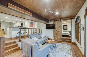 Mississippi Retreat w/ Hot Tub, Deck & Lake Views! - Interni