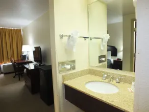 Days Inn by Wyndham Indianapolis Northeast - Chambre