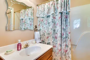 Tonawanda Vacation Rental ~ 13 Mi to Niagara Falls - Badeværelse