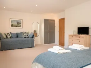4 Court Terrace, Hillfield Village - Room