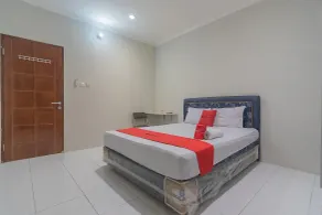 RedDoorz Plus at Bukit Cinta Street Balikpapan - Room