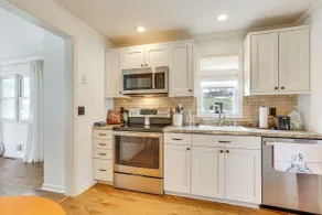 Walk to Lake Hopatcong: Vibrant Home w/ Deck! - Interiør