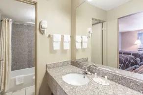 Super 8 by Wyndham Caryville TN - Salle de bain