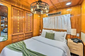 Charming Tiny Home w/ Private Hot Tub! - Chambre