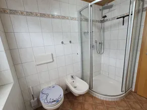 Apartamento vacacional con barbacoa, piscina y jardín | Vistas al jardín - Baño