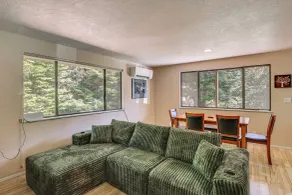 Creative Escape! Eagle's Nest Hideaway - Interior
