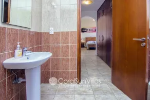 Family Villa Short Walk To Coral Bay Strip 5 Min and Pub, shops etc - Baño