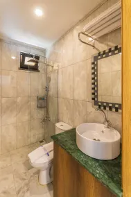 New Garden Airport Hotel & Restaurant - Baño