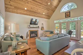 Riverfront Retreat on 4 Acres w/ Private Dock - Interiør